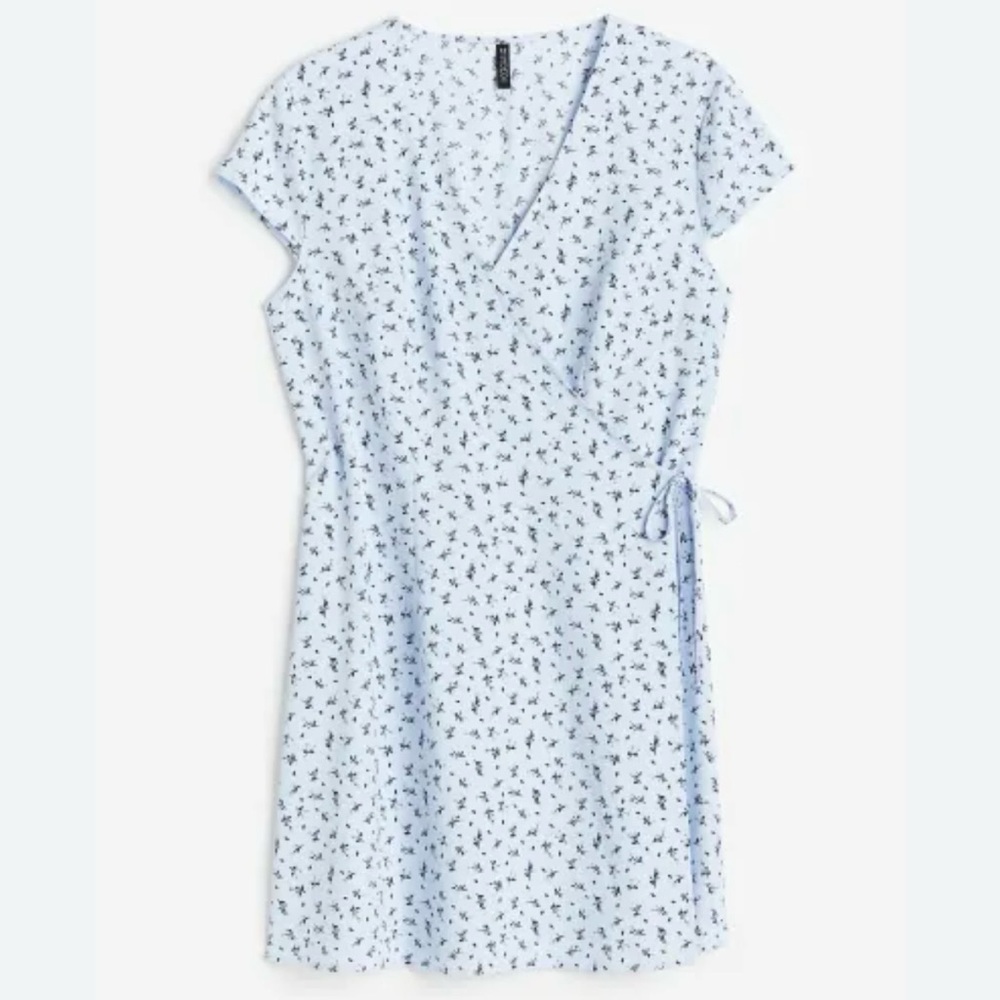 NWOT- H&M Crêpe Wrap Light Blue
Floral Dress Small - Picture 5 of 11